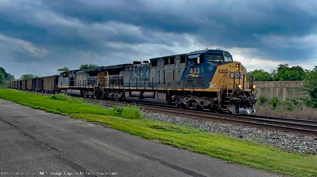 CSX 433 leads the empties on 1 track.